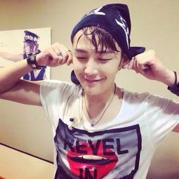 16岁的男网红,青春闪耀，网络世界的璀璨新星